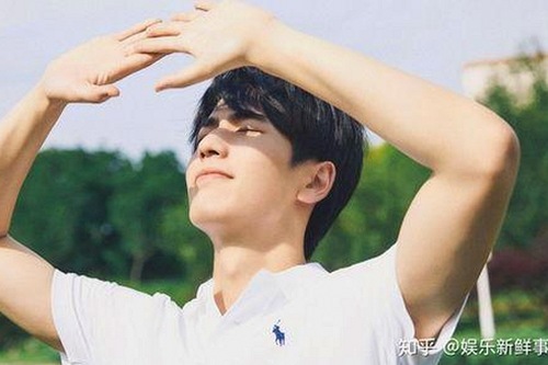 揭秘娱乐圈“吃瓜酱”:从幕后到直播间的多面人生变奏🎥🍿